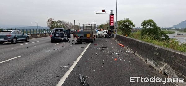 ▲▼             國3名間段4車連環撞。（圖／記者高堂堯翻攝，下同）