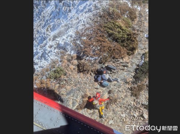 ▲▼空勤總隊派黑鷹直升機搭救登山客。（圖／空勤總隊提供）