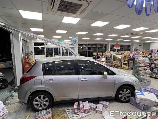 ▲▼        彰化女開車衝進超商     。（圖／記者唐詠絮翻攝）