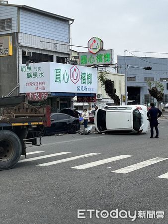 ▲▼黑色自小客剛停車去買早餐，遭後方白色自小客撞上            。（圖／記者唐詠絮翻攝）