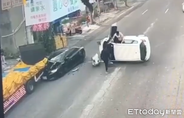 ▲▼黑色自小客剛停車去買早餐，遭後方白色自小客撞上            。（圖／記者唐詠絮翻攝）