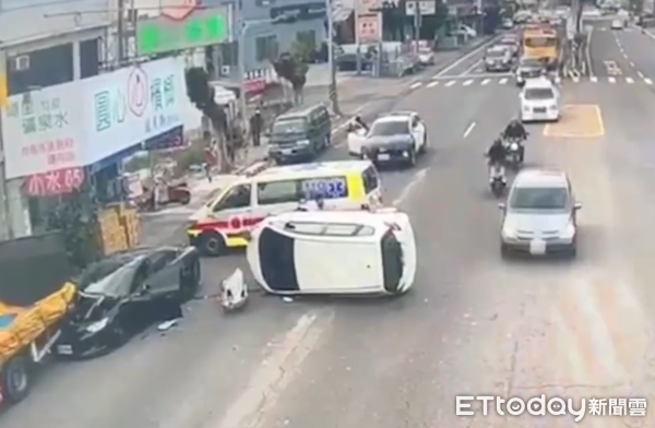 ▲▼黑色自小客剛停車去買早餐，遭後方白色自小客撞上            。（圖／記者唐詠絮翻攝）