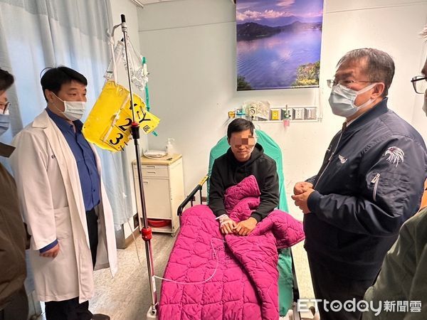 ▲台南市長黃偉哲及市警察局局長林國清第一時間前往醫院探視受傷員警，並請院方全力治療。（圖／記者林東良翻攝，下同）