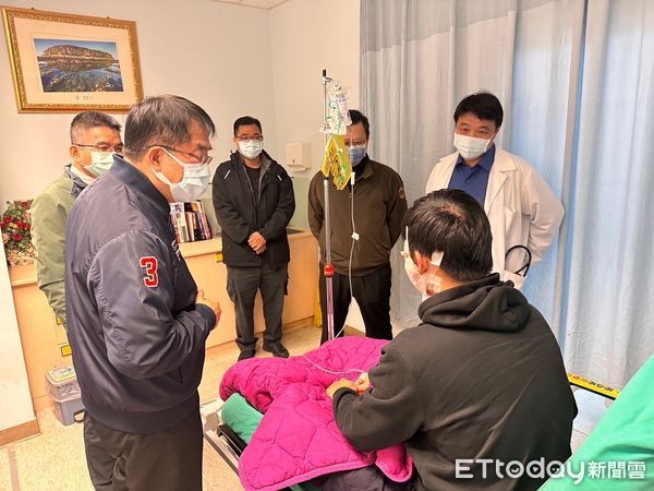 ▲台南市長黃偉哲及市警察局局長林國清第一時間前往醫院探視受傷員警，並請院方全力治療。（圖／記者林東良翻攝，下同）