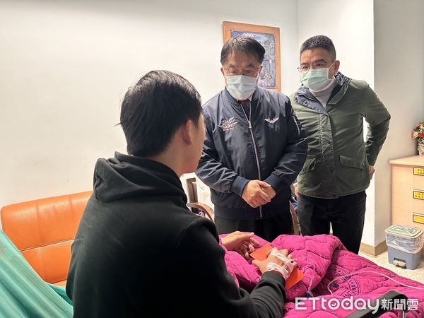 ▲台南市長黃偉哲及市警察局局長林國清第一時間前往醫院探視受傷員警，並請院方全力治療。（圖／記者林東良翻攝，下同）