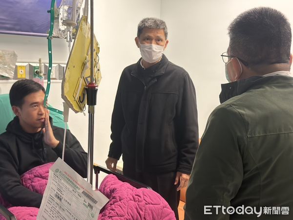 ▲台南市長黃偉哲及市警察局局長林國清第一時間前往醫院探視受傷員警，並請院方全力治療。（圖／記者林東良翻攝，下同）