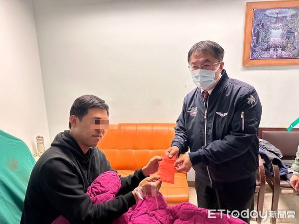▲台南市長黃偉哲及市警察局局長林國清第一時間前往醫院探視受傷員警，並請院方全力治療。（圖／記者林東良翻攝，下同）