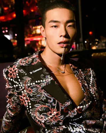 ▲藝人牧森登上香港雜誌封面。（圖／周子娛樂提供）