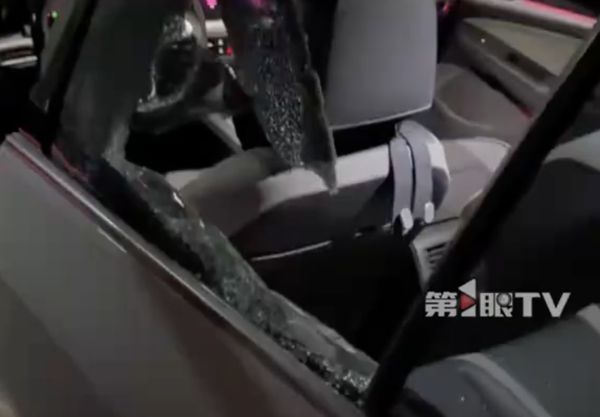 ▲▼車窗遭砸破！他見「AED被拿了」決定不索賠。（圖／翻攝微博）