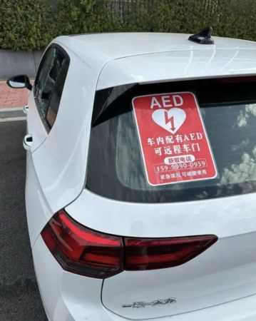 ▲▼車窗遭砸破！他見「AED被拿了」決定不索賠。（圖／翻攝微博）