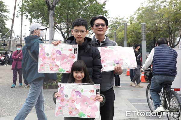 ▲▼    嘉義市「小花蛇」小提燈 連續3日限量發送 大人帶小孩感受元宵氣氛   。（圖／嘉義市政府提供）