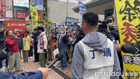 ▲國民黨青年丁瑀衝罷免李彥秀團體活動開嗆。（圖／讀者提供）