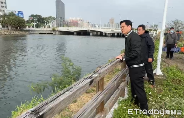 ▲▼             高雄碎屍3死，警察局長林炎田到打撈現場慰問。（圖／記者吳世龍攝，下同）