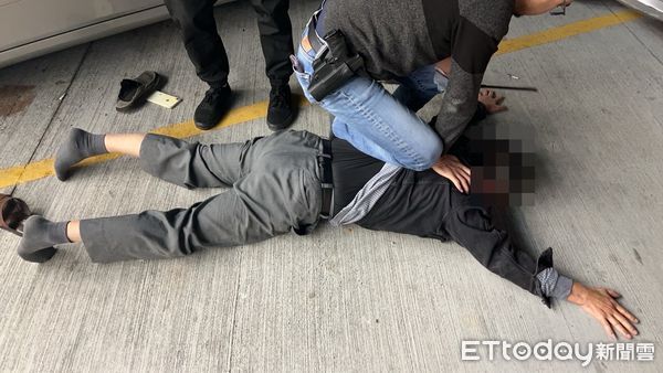▲駭人影片曝！惡弟「微笑偷偷開鹽酸瓶」朝眼睛潑　腰間拔刀瘋砍。（圖／民眾提供）