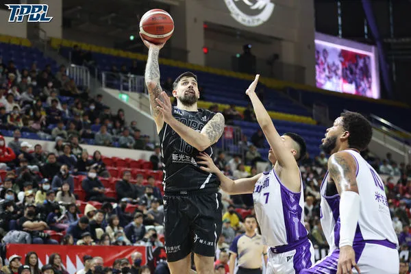 ▲戰神莫爾曼、麥卡倫、許皓程，攻城獅蕭順議。（圖／TPBL職籃提供）