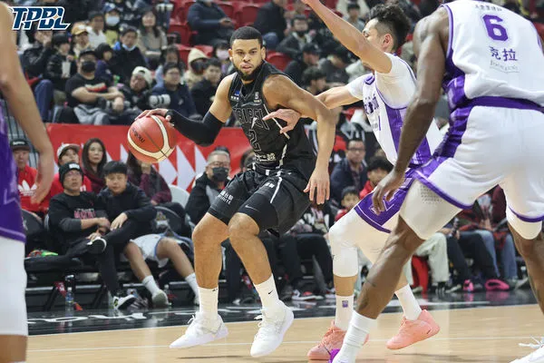 ▲戰神莫爾曼、麥卡倫、許皓程，攻城獅蕭順議。（圖／TPBL職籃提供）