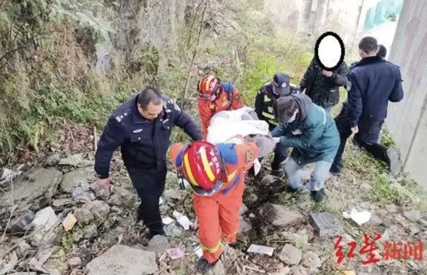 ▲▼陸一家三口堵車塞車陣　爸爸下車尿尿「不見了」。（圖／翻攝紅星新聞）