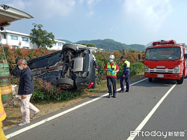 ▲休旅車內獅鄉火車站附近翻覆           。（圖／記者陳崑福翻攝）