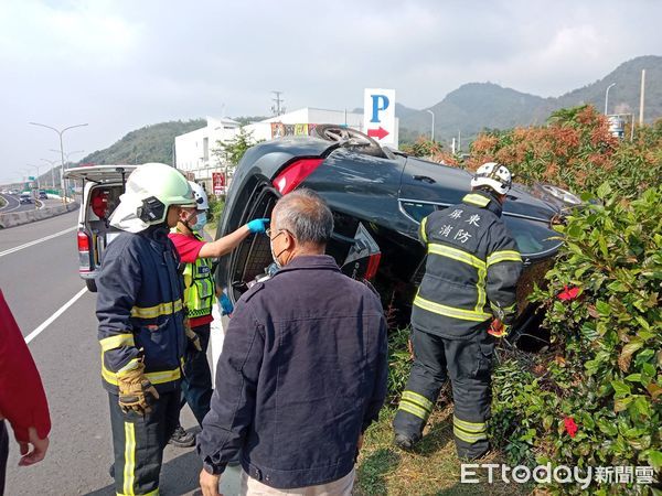 ▲休旅車內獅鄉火車站附近翻覆           。（圖／記者陳崑福翻攝）