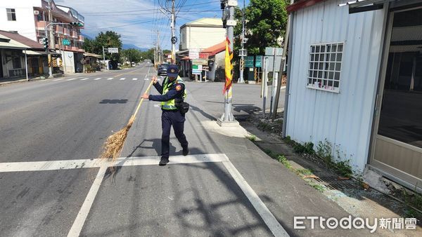 ▲員警用竹掃把掃除路面碎玻璃。（圖／記者楊漢聲翻攝）