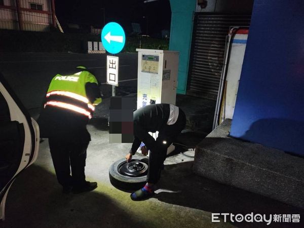 ▲民眾車輛輪胎「沒氣」員警協助排除。（圖／記者楊漢聲翻攝）