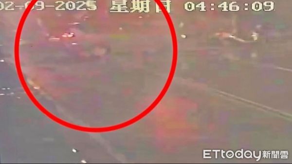 ▲基隆男撞毀路旁10機車逃逸。（圖／記者郭世賢翻攝）