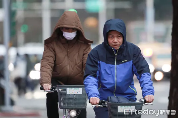 ▲▼寒流,冷氣團,冬天,行人,防寒,降溫,低溫。（圖／記者周宸亘攝）