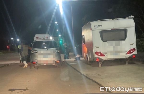 ▲▼警方在白色旅行車前的小客車內，發現林男倚靠在車門無生命跡象             。（圖／記者陳以昇翻攝）
