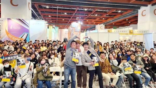 ▲▼周思齊出新書，與攝影師游智勝出席簽書會。（圖／堡壘出版提供）