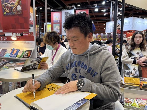 ▲▼周思齊出新書，與攝影師游智勝出席簽書會。（圖／堡壘出版提供）