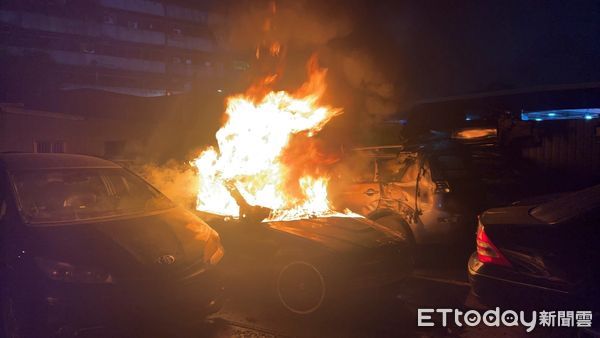 ▲基隆報廢回收場「1車陷火海」。（圖／記者郭世賢翻攝）