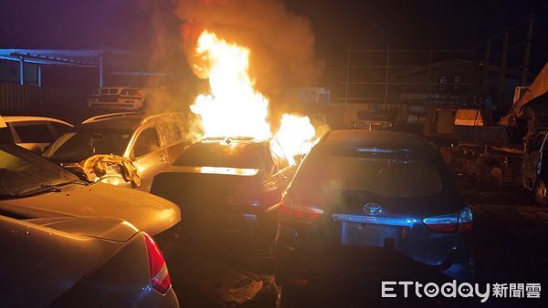 ▲基隆報廢回收場「1車陷火海」。（圖／記者郭世賢翻攝）