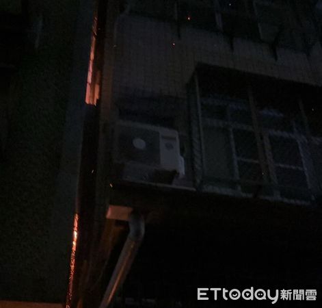 ▲台南市北區康樂街435巷內1處民宅發生火警，2樓竄出明火濃煙，消防人員接駁水線延伸進火場全力射水搶救，並出動空拍機掌握起火狀況。（圖／民眾提供，下同）