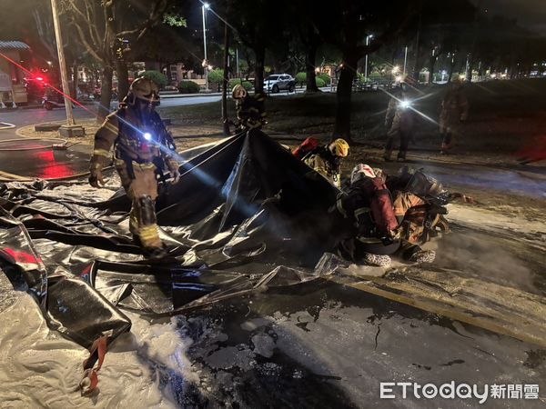 ▲台南市東區成功大學自強校區1部研發實驗電動車，9日深夜10時56分許在運作中發生火燒車，消防人員迅速滅火。（圖／民眾提供，下同）