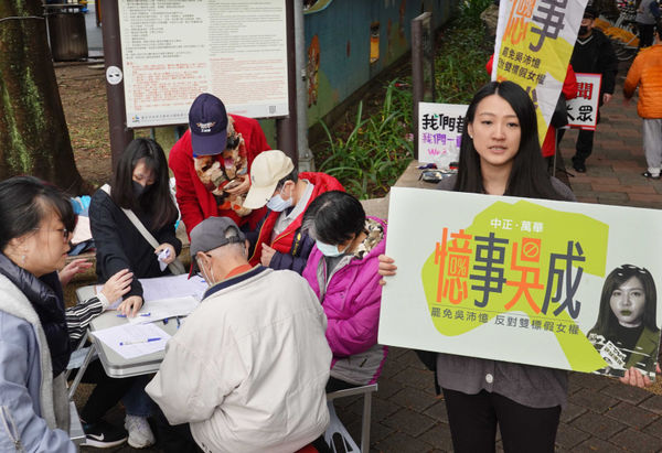 「憶事吳成」罷免吳沛憶行動在北市青年公園旁國光市場前設攤位連署，活動召集人劉思吟（右）亦在場呼籲民眾加入。（圖／報系資料照）