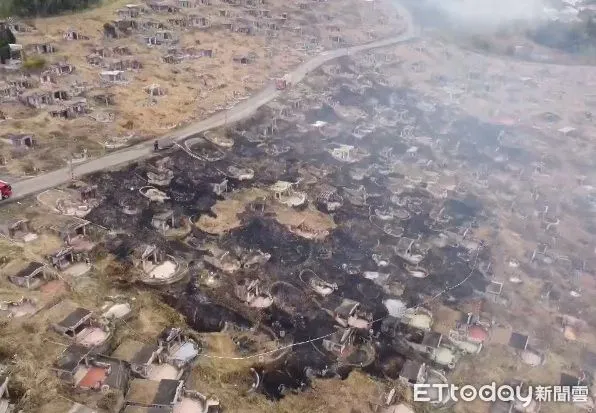 ▲苗栗市西山公墓9日中午發生山林火警，延燒約500平方公尺，警消將涉嫌以噴燈點火老翁帶回法辦。（圖／記者楊永盛翻攝）