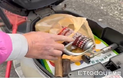 ▲苗栗市西山公墓9日中午發生山林火警，延燒約500平方公尺，警消將涉嫌以噴燈點火老翁帶回法辦。（圖／記者楊永盛翻攝）