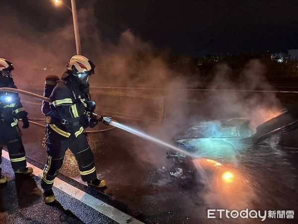 ▲彰化消防員滅火。（圖／消防提供）