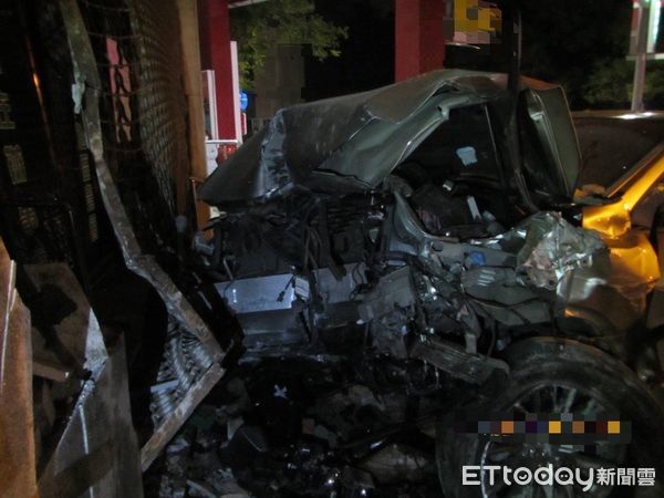 ▲▼ 高雄警匪追逐！酒駕男狂逃失控衝撞農會大門。（圖／記者賴文萱翻攝）