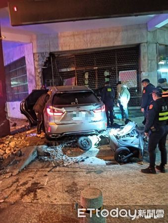 ▲▼ 高雄警匪追逐！酒駕男狂逃失控衝撞農會大門。（圖／記者賴文萱翻攝）