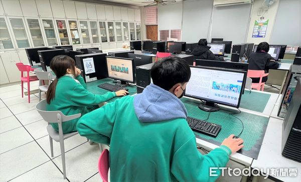 ▲▼參與競賽的新北市選手，利用ChatGPT等工具練習AI生成圖片。（圖／新北教育局提供）