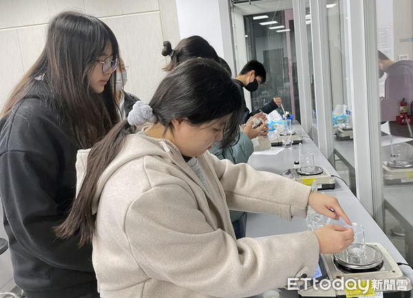 ▲嘉南藥理大學化粧品應用與管理系，舉辦「美粧科學創意營」，讓學員透過實作體驗，深入理解化粧品產業的專業知識與發展趨勢。（圖／記者林東良翻攝，下同）