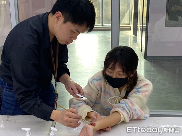 ▲嘉南藥理大學化粧品應用與管理系，舉辦「美粧科學創意營」，讓學員透過實作體驗，深入理解化粧品產業的專業知識與發展趨勢。（圖／記者林東良翻攝，下同）