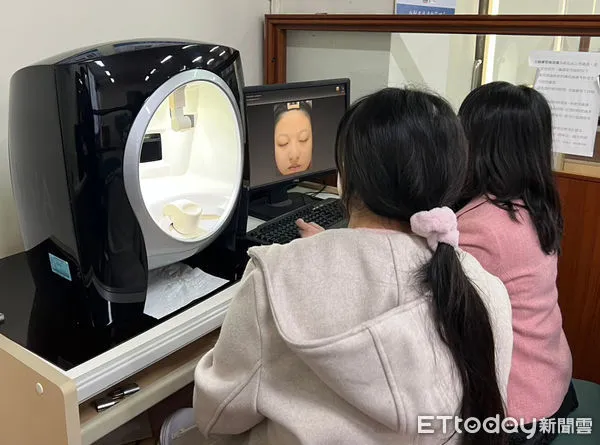 ▲嘉南藥理大學化粧品應用與管理系，舉辦「美粧科學創意營」，讓學員透過實作體驗，深入理解化粧品產業的專業知識與發展趨勢。（圖／記者林東良翻攝，下同）