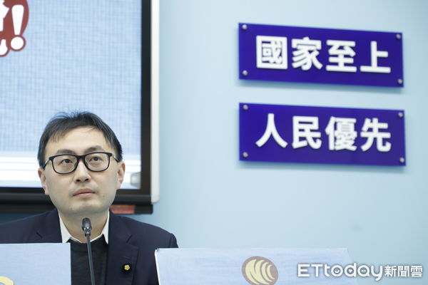 ▲▼國民黨團2/10召開「NCC假審查 真加稅！離譜！荒謬！」記者會，首席副書記長羅智強、立委廖先翔、翁曉玲出席。。（圖／記者湯興漢攝）