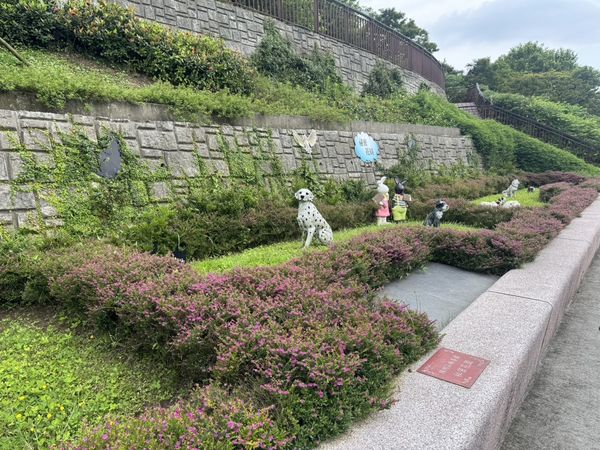 ▲▼台北市殯葬處為推廣永續發展、美麗自然的環保葬法，設置「寵物秘密花園灑葬區」。（圖／台北市殯葬處提供）