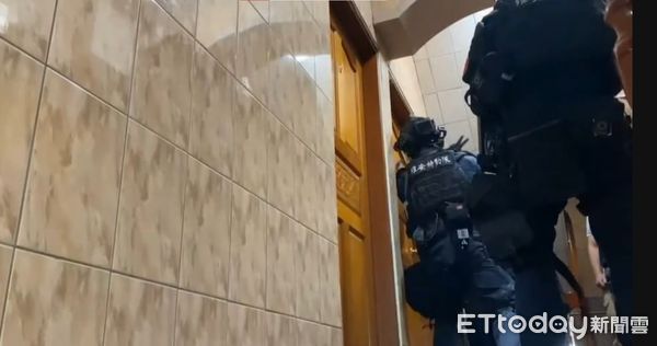 ▲特警攻堅撞門嚇傻，台中男鎖門往窗外狂丟子彈下場曝。（圖／記者游瓊華翻攝）