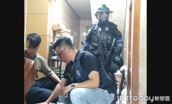 ▲特警攻堅撞門嚇傻，台中男鎖門往窗外狂丟子彈下場曝。（圖／記者游瓊華翻攝）