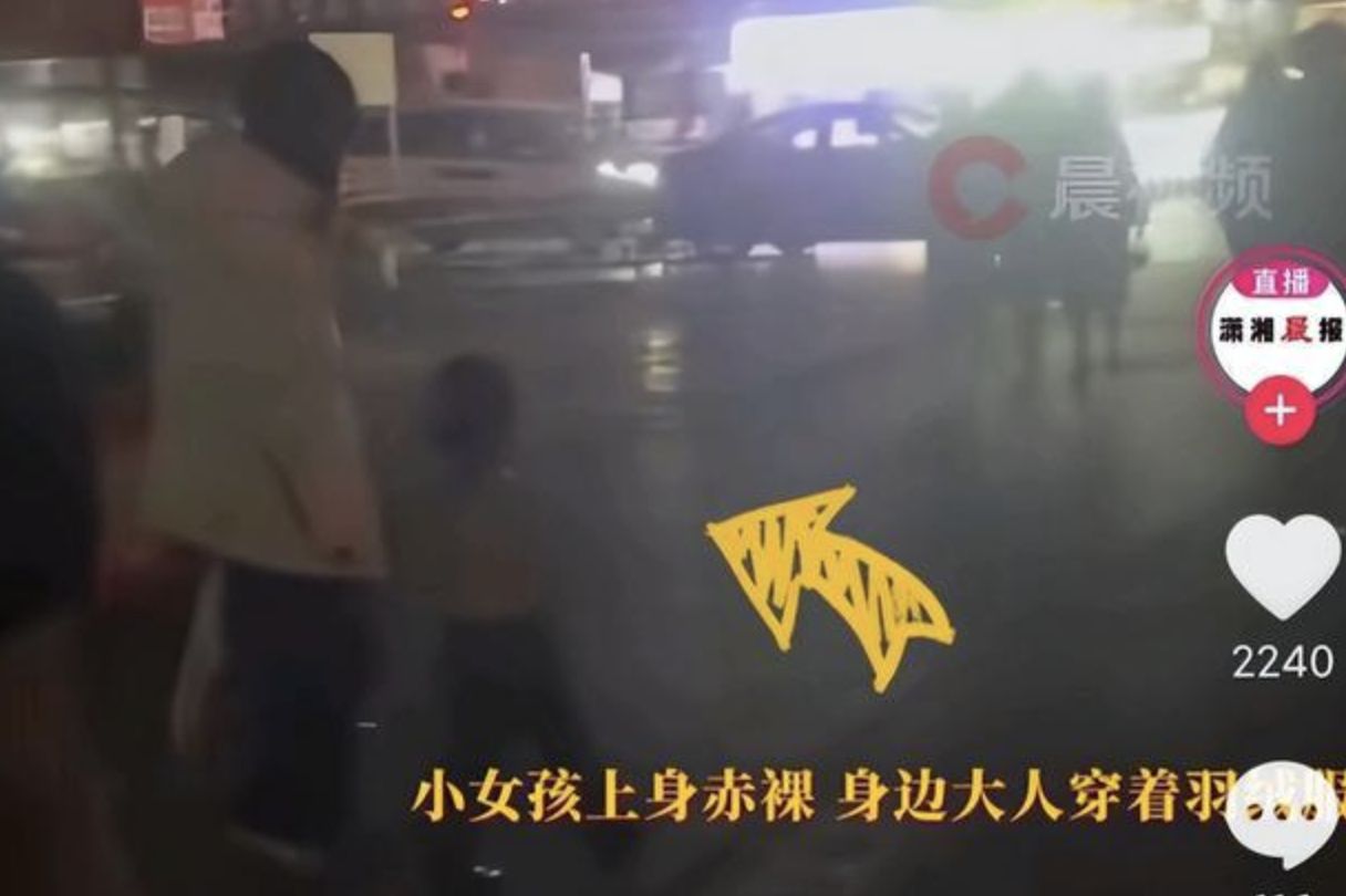 ▲山東一名狠心的母親讓6歲女兒於零下5度的天氣，赤裸上身站在戶外罰站。（圖／翻攝微博）