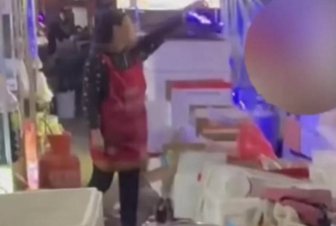 ▲山東一名狠心的母親讓6歲女兒於零下5度的天氣，赤裸上身站在戶外罰站。（圖／翻攝微博）